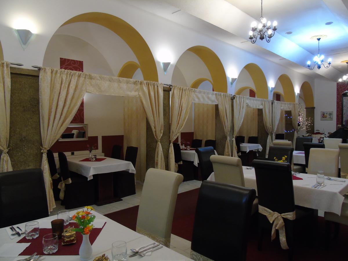 Gl Hotel Trutnov Esterno foto