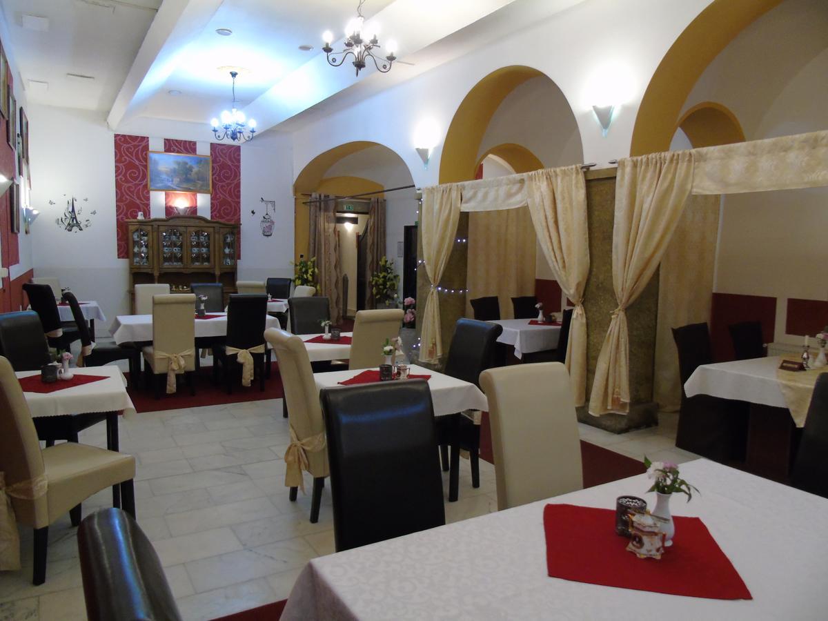 Gl Hotel Trutnov Esterno foto