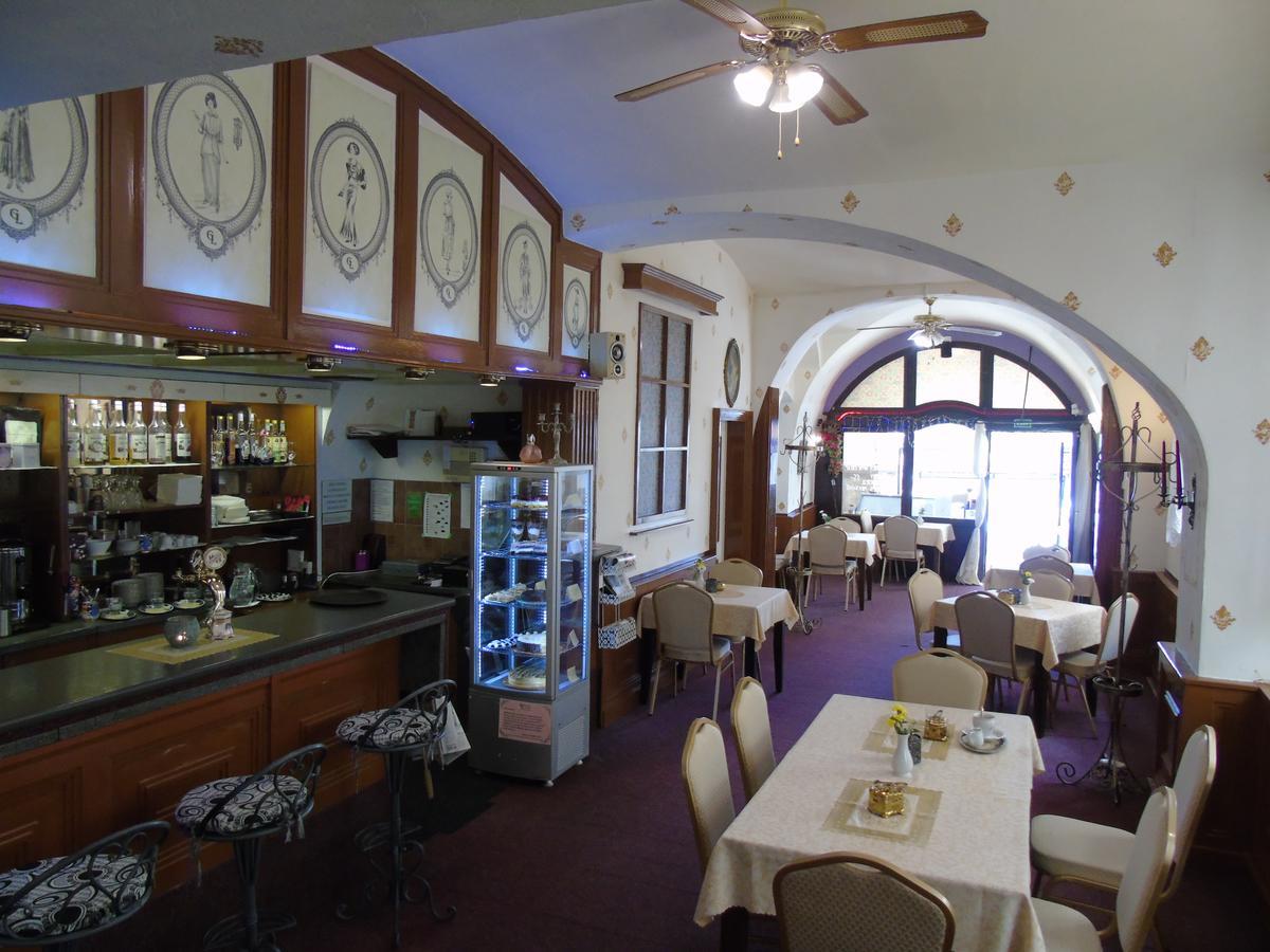 Gl Hotel Trutnov Esterno foto